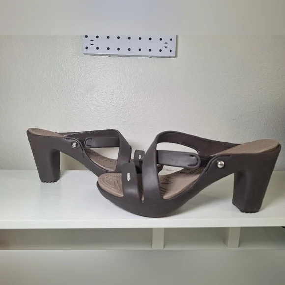 Brown Crocs Cyprus IV strappy platform sandals - Picture 1 of 9